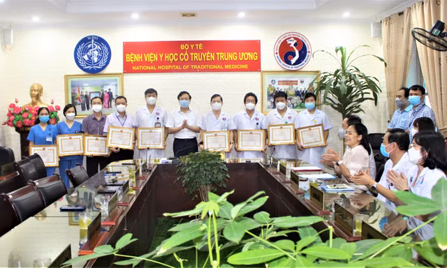Bí thư Quận ủy Hai Bà Trưng Nguyễn Văn Nam trao Giấy khen tặng 1 tập thể và 10 cá nhân của Bệnh viện Y học cổ truyền trung ương.