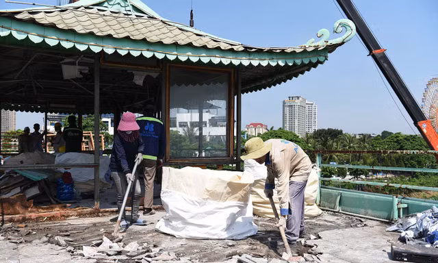 Cận cảnh dỡ bỏ 'du thuyền ma' cuối cùng trên mặt nước hồ Tây