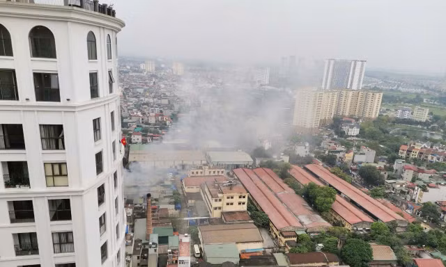 Hà Nội sẽ sớm di dời nhà máy dệt xả khói trắng gây ô nhiễm giữa khu dân cư