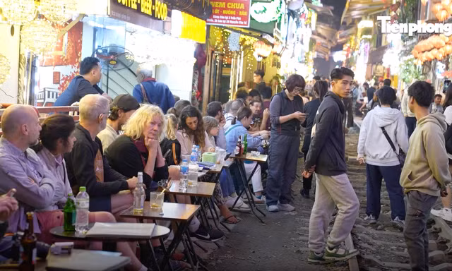 Hà Nội yêu cầu không giới thiệu tour đến khu cà phê đường tàu
