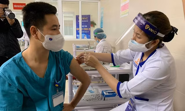 Tiêm vắc xin phòng COVID-19