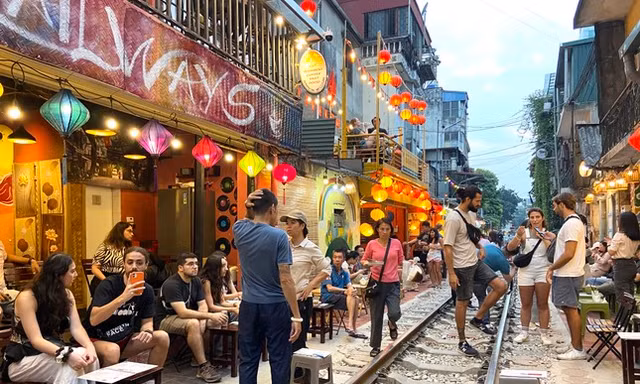 'Cà phê đường tàu' sôi động sau Tết: Cách nào để quản lý?