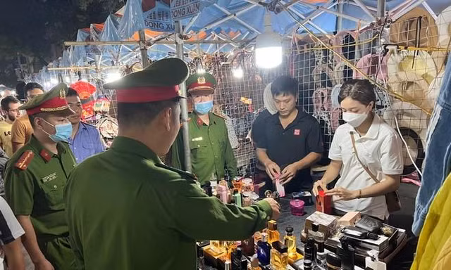 Hà Nội: Cảnh sát thu giữ lượng lớn nước hoa fake tại chợ đêm phố cổ 