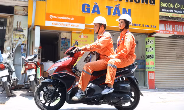 Nhân viên điện lực dùng loa kéo đi từng phố kêu gọi người dân tiết kiệm điện