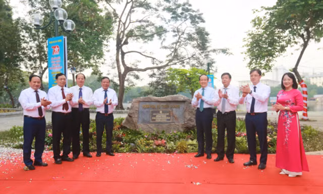 Hà Nội khánh thành, gắn biển công trình vườn hoa hồ Thiền Quang