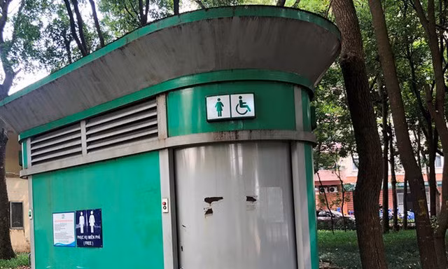 Nhà vệ sinh công cộng xuống cấp: Hà Nội yêu cầu kiểm tra, đầu tư mới