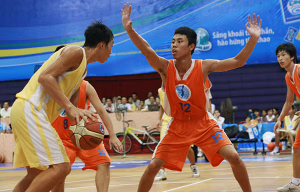 Trận chung kết nam giữa U17 Quân chủng Phòng Không Không Quân (PKKQ) và U17 trường THPT Chu Văn An (Hà Nội)