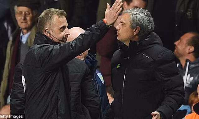  Mourinho đã bị truất quyền chỉ đạo ở những phút chót .
