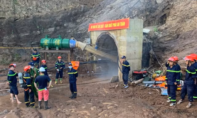 Hình ảnh hiện trường vụ công nhân mắc kẹt trong đường hầm dài 200m ngập nước ở Điện Biên