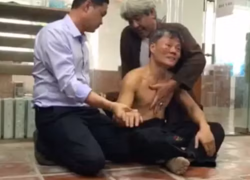 Võ sư Châu được chăm sóc sau trận đấu. Hiện tại ông đã hoàn toàn hồi phục. Ảnh: Diệu Nam Định. 