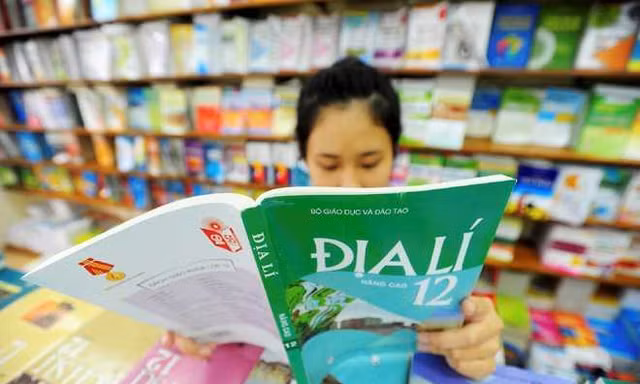 Từ trái qua: PGS.TS Trần Xuân Nhĩ, TS Lê Viết Khuyến, TS Nguyễn Tùng Lâm