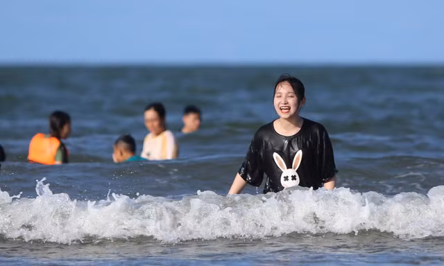 Nắng nóng, du khách đổ về biển Hà Tĩnh 'giải nhiệt' 