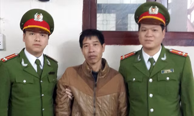 Công an thành phố Móng Cái dẫn giải đối tượng truy nã Trương Văn Hà. Ảnh: CAND