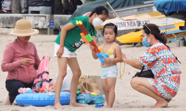 Bãi biển Nha Trang vẫn đông đúc du khách ngày cuối nghỉ lễ