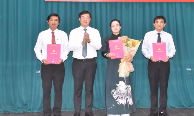 Đồng chí Lê Quốc Phong trao quyết định chỉ định đồng chí Nguyễn Hải Trâm giữ chức Bí thư Đảng ủy các cơ quan Đảng tỉnh Đồng Tháp và các Phó Bí thư Đảng ủy.