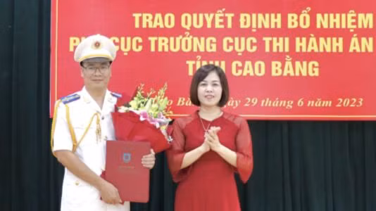 Lãnh đạo Cục thi hành án Cao Bằng trao quyết định cho ông Chu Thanh Hà. 