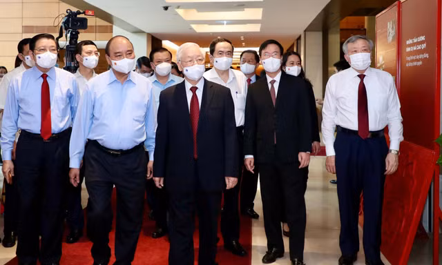 Lãnh đạo Đảng, Nhà nước tham quan triển lãm “Những tấm gương bình dị mà cao quý” (Ảnh Như Ý)