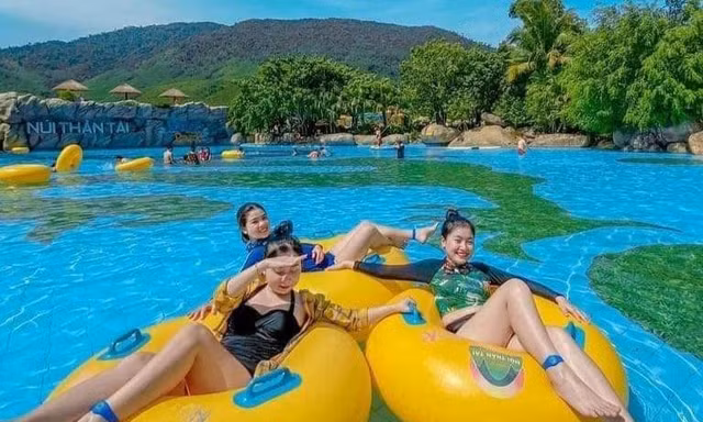 Ngày cuối nghỉ lễ, du khách vẫn chen chân ở các điểm vui chơi tại Đà Nẵng