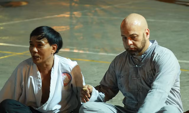 Chưởng môn hệ phái Karate Shorin-ryu Cù Mai Công và võ sư Francois Flores trong buổi giao lưu. Ảnh: Vothuat.vn