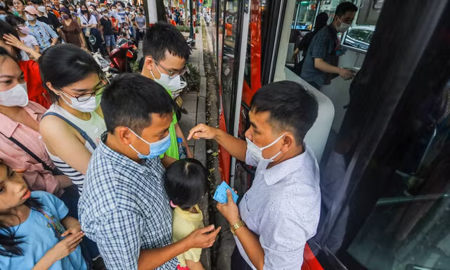 Xe buýt 2 tầng miễn phí ở Hà Nội thu hút gần 7.000 khách dịp nghỉ lễ