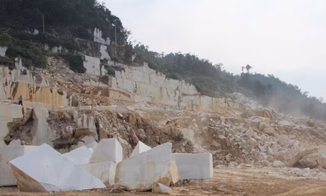 Khai thác đá hoa trắng tại Yên Bái. Ảnh: Vietnam+