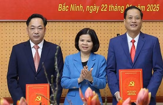 Phó Bí thư Thường trực Tỉnh ủy, Chủ tịch HĐND tỉnh Bắc Ninh Nguyễn Hương Giang trao quyết định cho ông Lương Duy Thiệu và ông Nguyễn Văn Tuyên.