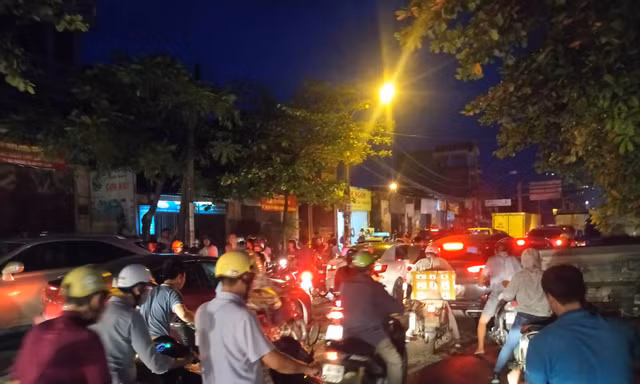 Hà Nội: Ùn tắc kinh hoàng trên đường Tam Trinh
