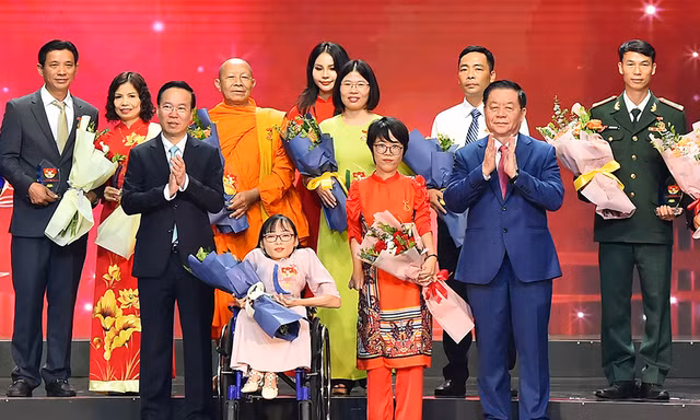 Chủ tịch nước Võ văn Thưởng, Trưởng Ban Tuyên giáo Trung ương Nguyễn Trọng Nghĩa chúc mừng các điển hình trong học tập và làm theo tư tưởng, đạo đức, phong cách Hồ Chí Minh năm 2023