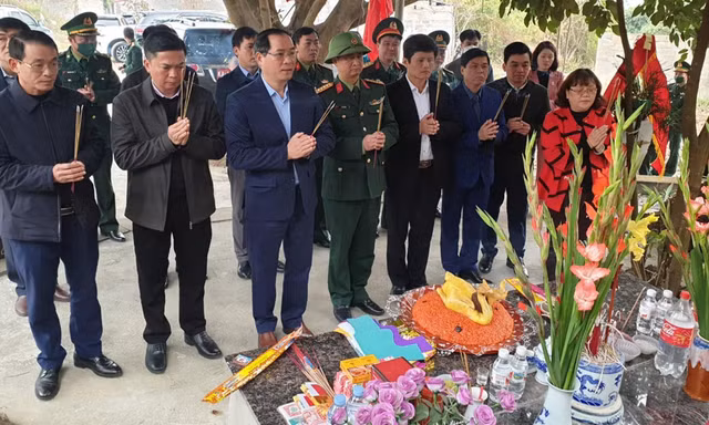 Dâng hương, dâng hoa tưởng nhớ cán bộ, chiến sĩ tử nạn trong pháo đài Đồng Đăng Ảnh: Duy Chiến