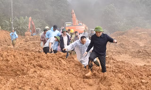 Phó Thủ tướng Trần Lưu Quang vào hiện trường vụ sạt lở đèo Bảo Lộc