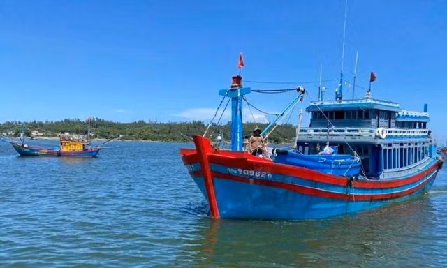 Tàu cá QNg 90962 TS trở về cảng Sa Kỳ vào sáng ngày 17/9.
