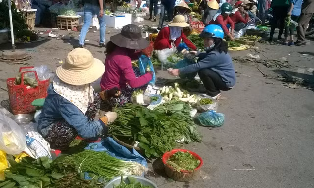Hàng rau của các tiểu thương chợ Đông Hà. Ảnh: Thanh Trần. 