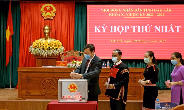 Đồng chí Vương Đình Huệ, Ủy viên Bộ Chính trị, Chủ tịch Quốc hội tặng hoa chúc mừng lãnh đạo HĐND và UBND tỉnh Đắk Lắk nhiệm kỳ mới