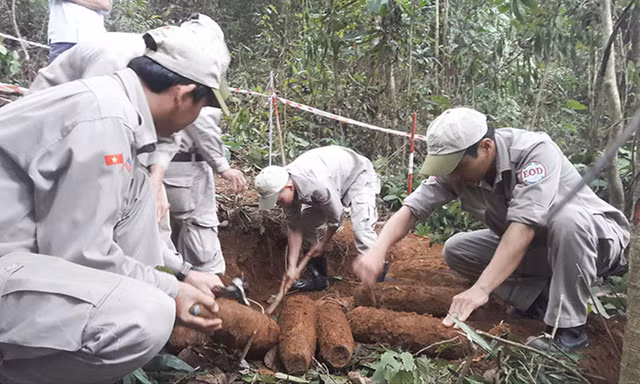 Hầm đạn pháo được tìm thấy tại vườn nhà anh Hồ Văn Giai. Ảnh: C.S 