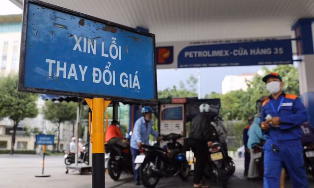 Xem xét giảm thêm thuế để kìm giá xăng dầu
