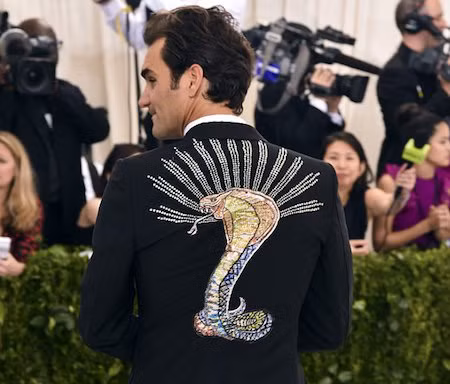 Federer gây sốc với chiếc áo vest in hình rắn hổ mang