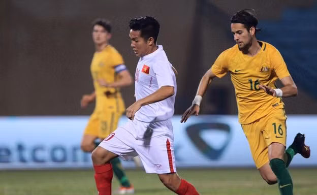 U19 Việt Nam (áo trắng) thất bại nặng nề trước các cầu thủ Australia ở bán kết. Ảnh: Zing.