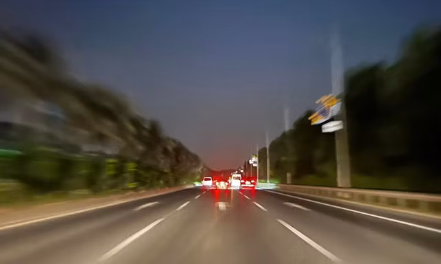Tuyến đường Võ Nguyên Giáp nối sân bay Nội Bài chìm trong bóng tối, không một ánh đèn