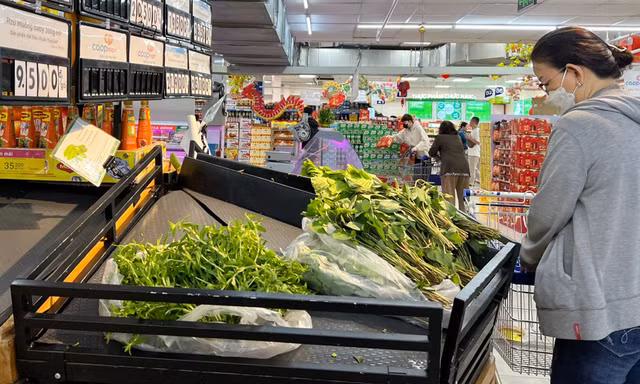 30 Tết, siêu thị ở TPHCM sạch bóng rau xanh