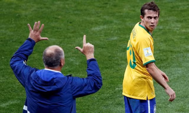 HLV Scolari giơ lên 7 ngón tay đầy nhạy cảm.