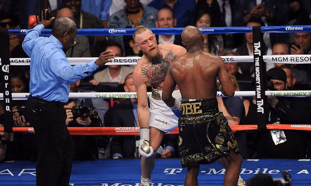 Mục kích Mayweather đấm McGregor sấp mặt ở trận chiến tỷ đô