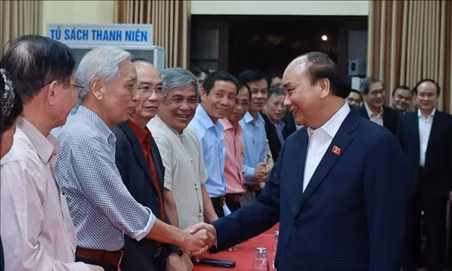Chủ tịch nước Nguyễn Xuân Phúc với cử tri Tổ dân phố số 8, phường Điện Biên, quận Ba Đình, Hà Nội. 