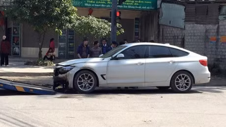 Phần đầu xe BMW 328i bị cháy đen sau tai nạn