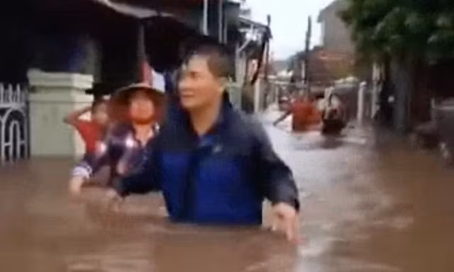 Mưa sầm sập làm ngập hàng chục nhà dân ở Khánh Hoà
