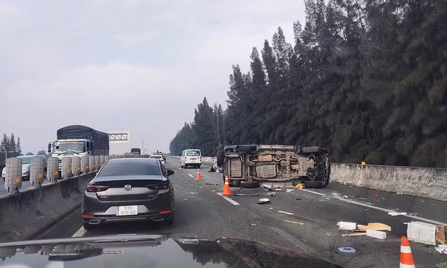 Xe chở Phó chủ tịch TPHCM lật 5-6 vòng sau khi nổ lốp
