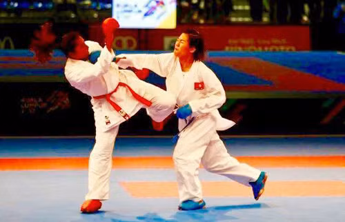 Nguyễn Thị Ngoan (giáp xanh) tạo cột mốc lịch sử cho karatedo Việt Nam. 