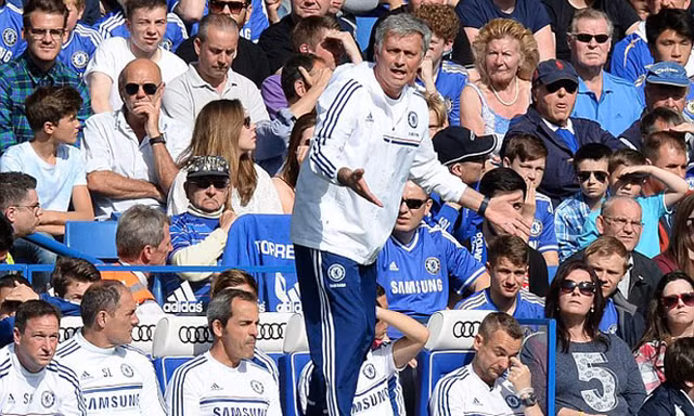 Mourinho thấm đòn 'gậy ông đập lưng ông'