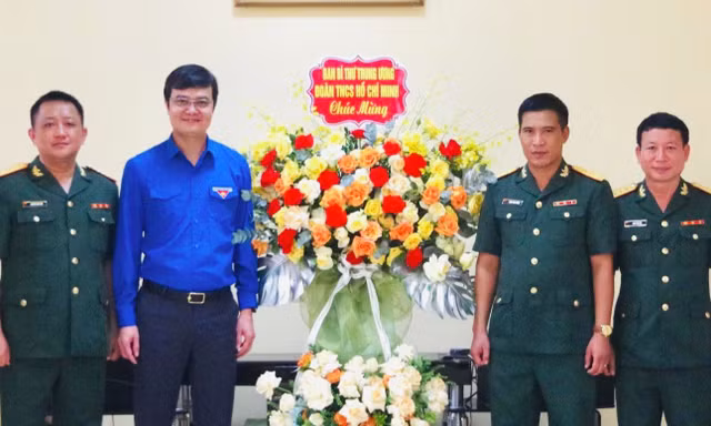 Bí thư thứ nhất Trung ương Đoàn chúc mừng 75 năm Trung đoàn 88