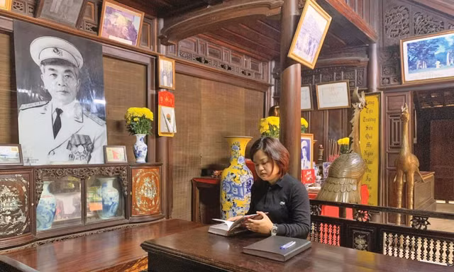 Thạc sỹ Nguyễn Thị Minh Châu trong một lần về quê của Đại tướng ở làng An xá, xã Lộc Thủy, huyện Lệ Thủy để thu thập tài liệu