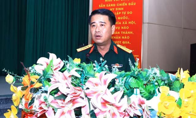 Bàn giao chức vụ Chỉ huy trưởng và Chính ủy Bộ CHQS tỉnh Long An